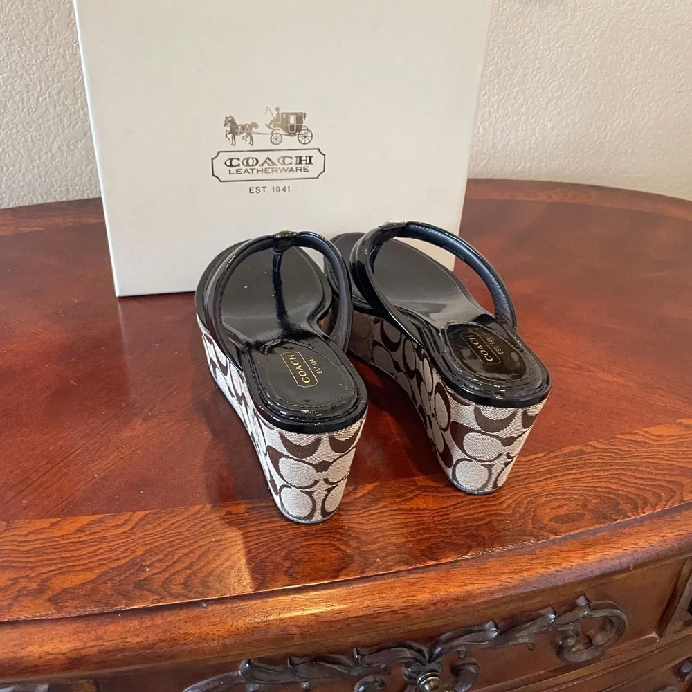 NIB Coach Nella Black Patent Chestnut/Khaki Signature C Wedge Thong Sandals - Picture 3 of 6